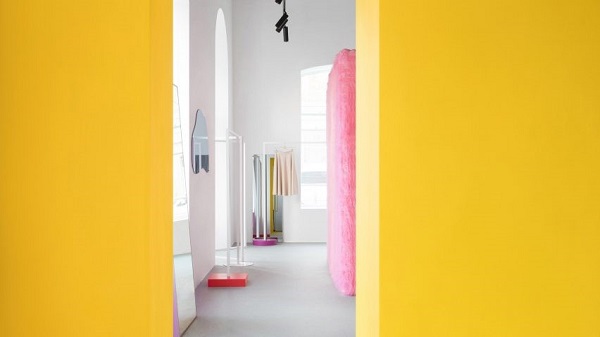 Дизайн концептуального магазина в Ростове-на-Дону от Эдуарда Еремчука – ярко-желтые стены и примерочные из розового плюша