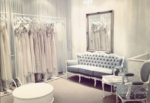Магазин свадебной моды – винтажное зеркало завершает декор зоны отдыха