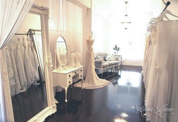 Салон свадебной моды – винтажное напольное зеркало изысканно гармонирует с драпировками