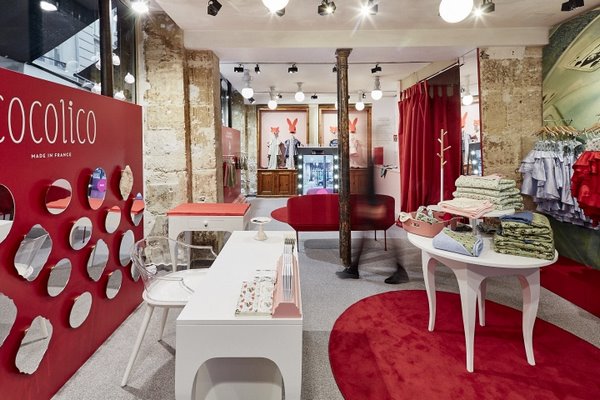 Магазин детской одежды Cocolico в Париже. Маленькие посетители обожают заглядывать в зеркала, размещенные на уровне их глаз