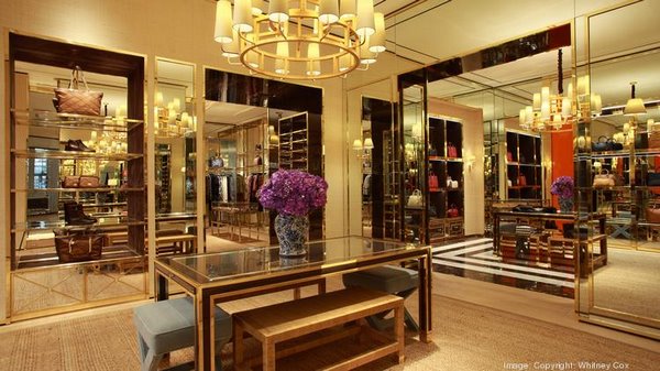 Огромные золотистые зеркала – фирменный стиль Tory Burch, воспроизводимый во всех бутиках дизайнера