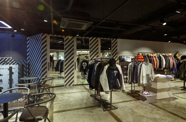 Магазин молодежной моды On the Spot Store, Сеул. Примерочные кабины расположены в более приватной части магазина на втором этаже. Зеркальная поверхность дверей визуально расширяет пространство