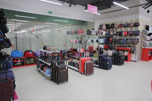 Отдел галантереи в магазине – большой выбор сумок и чемоданов
