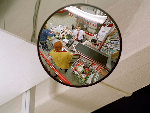 На фото изображено сферическое противокражное зеркало – разновидность торгового оборудования