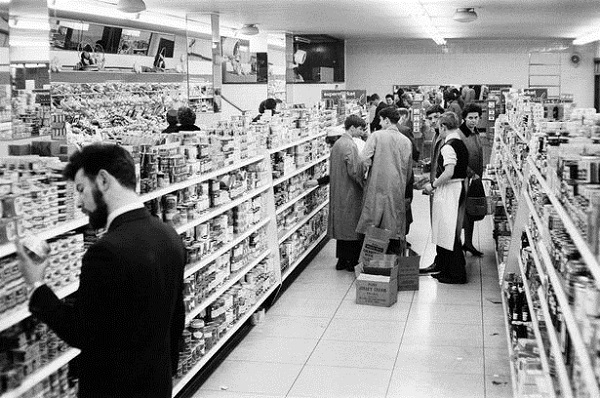  Покупатели в супермаркете в 60-годы в Америке