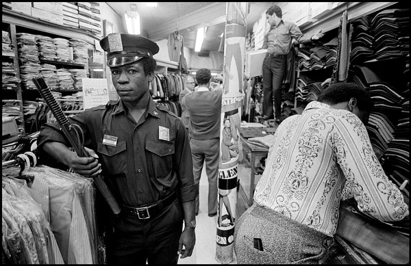 Охранник-полицейский в американском супермаркете в середине 60-х годов